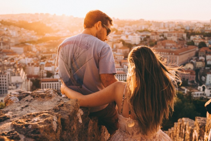 Ein Liebespaar genießt den Ausblick auf Lissabon, Portugal. Foto: Tim Stief, Unsplash